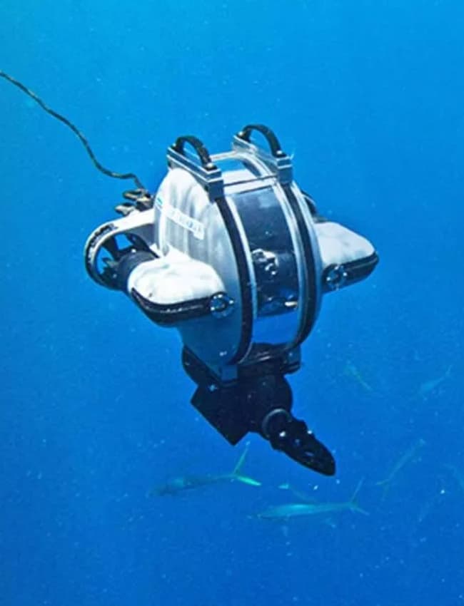 Deep Trekker DTG3可以下潜到最大深度656英尺，并可以携带多个传感器，将数据实时传输到水面笔记本电脑上。