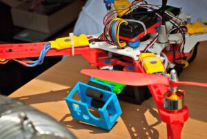 无人机的元件，电路和电线。这架无人机是我自己做的。儿童科学展览上的多功能电子设备。机器人和建筑。