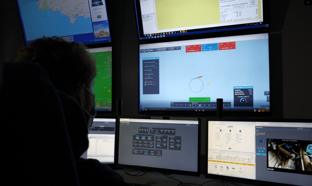 iXblue测量员在岸上控制中心监督作业