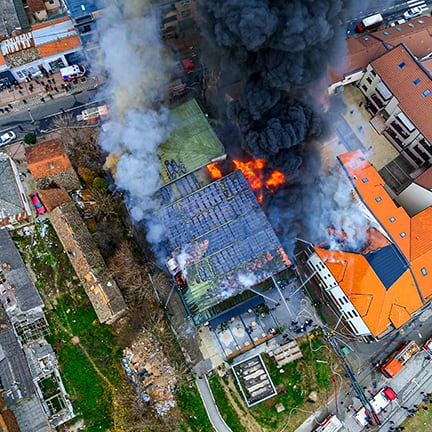中国购物中心在贝尔格莱德附近Obrenovac起火,消防员试图扑灭了火。