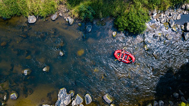 鸟瞰图,Sportman团队是在河上漂流湍流。极端和享受运动。