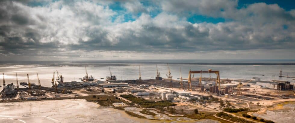 葡萄牙塞图巴尔的Lisnave船厂拥有1400米长的码头